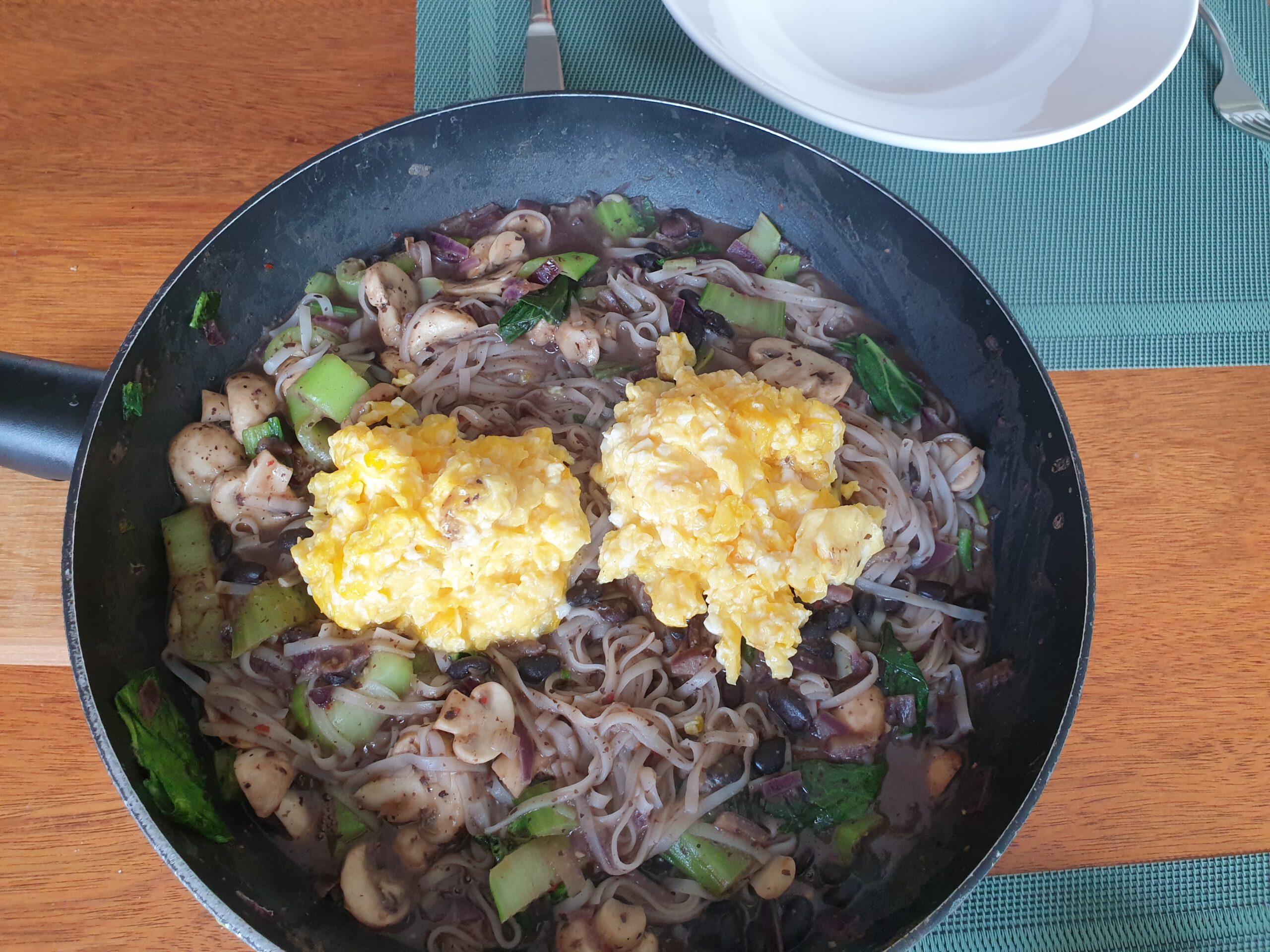wok noodles with paksoi, mushrooms and black beans sauce